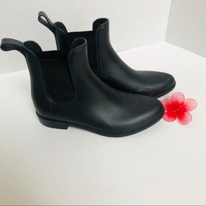 CAPELLI of New York rain ankle boots